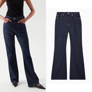 COS RELAXED Flare jeans in dark indigo wash